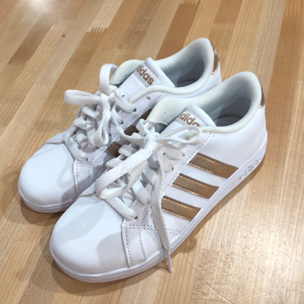 New without tags Adidas classic style tennis shoe